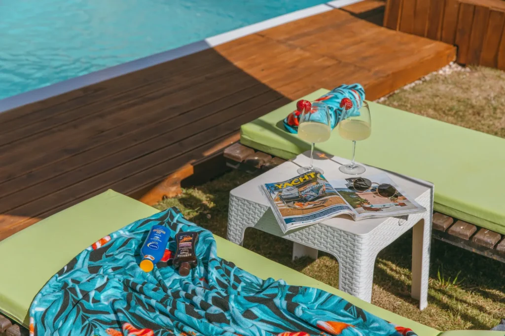 Shallow sun shelf alcove built into the curved edge of a swimming pool