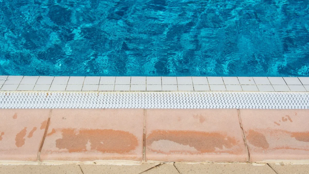 Pool Robot Waterline Cleaning: What Really Gets Scrubbed
